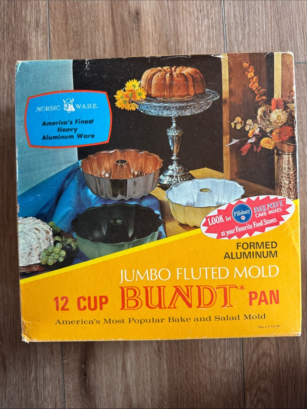 VINTAGE NEW IN BOX Nordic Ware Bundt Pan in Avocado